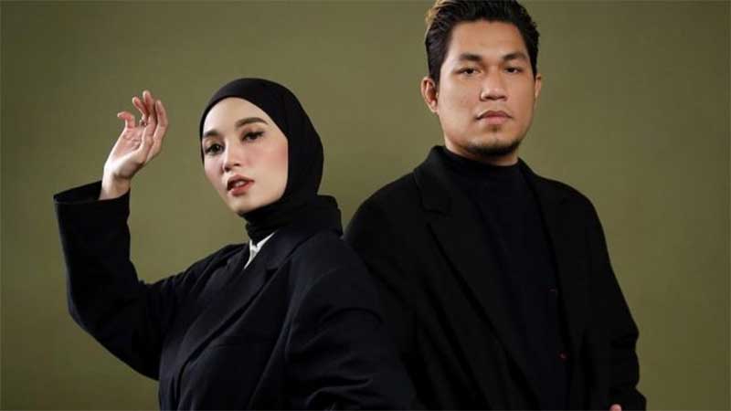 Rizal Armada dan istrinya.