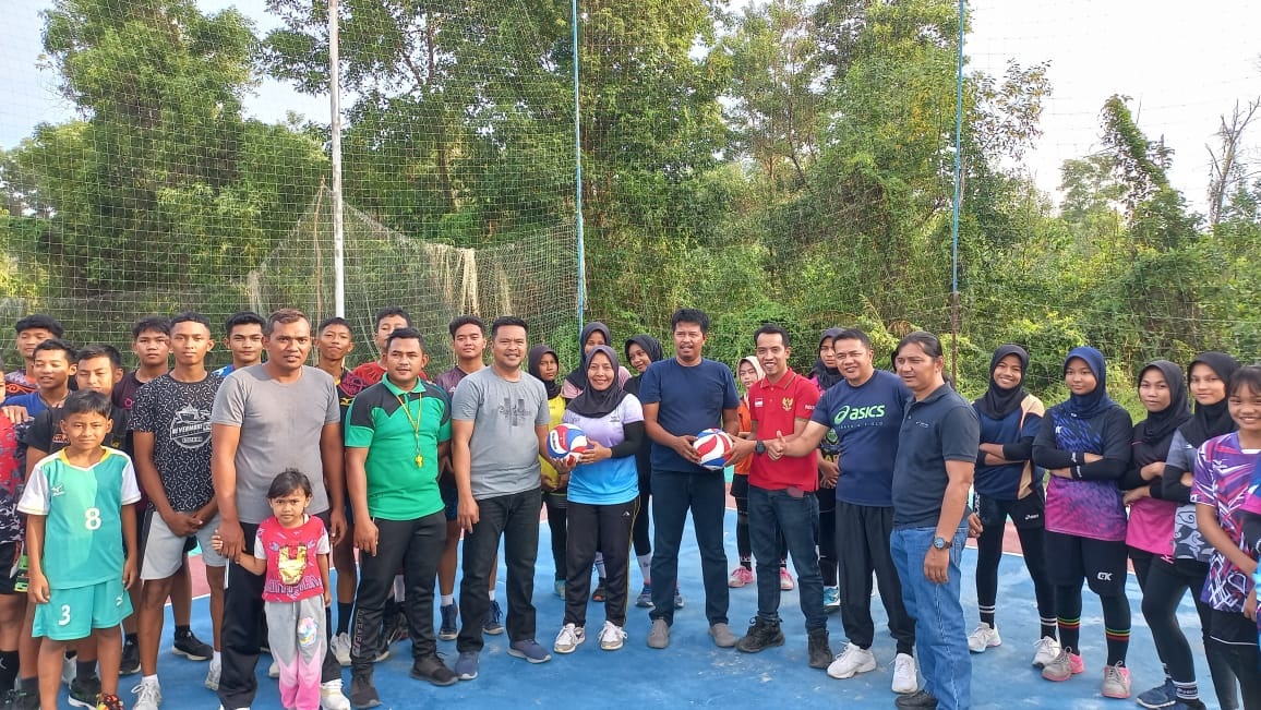 Humas KONI Kabupaten Bengkalis menyetahkan bantuan bola voli kepada pengurus Duri Vollyball Club (DVC) Duri, yang sedang berlatih di lapangan belakang Kantor Koramil 03 Mandau, Kamis (13/7/2023).