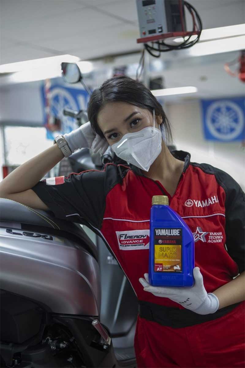 Salah satu tips perawatan motor matic ialah mengganti oli mesin secara berkala.