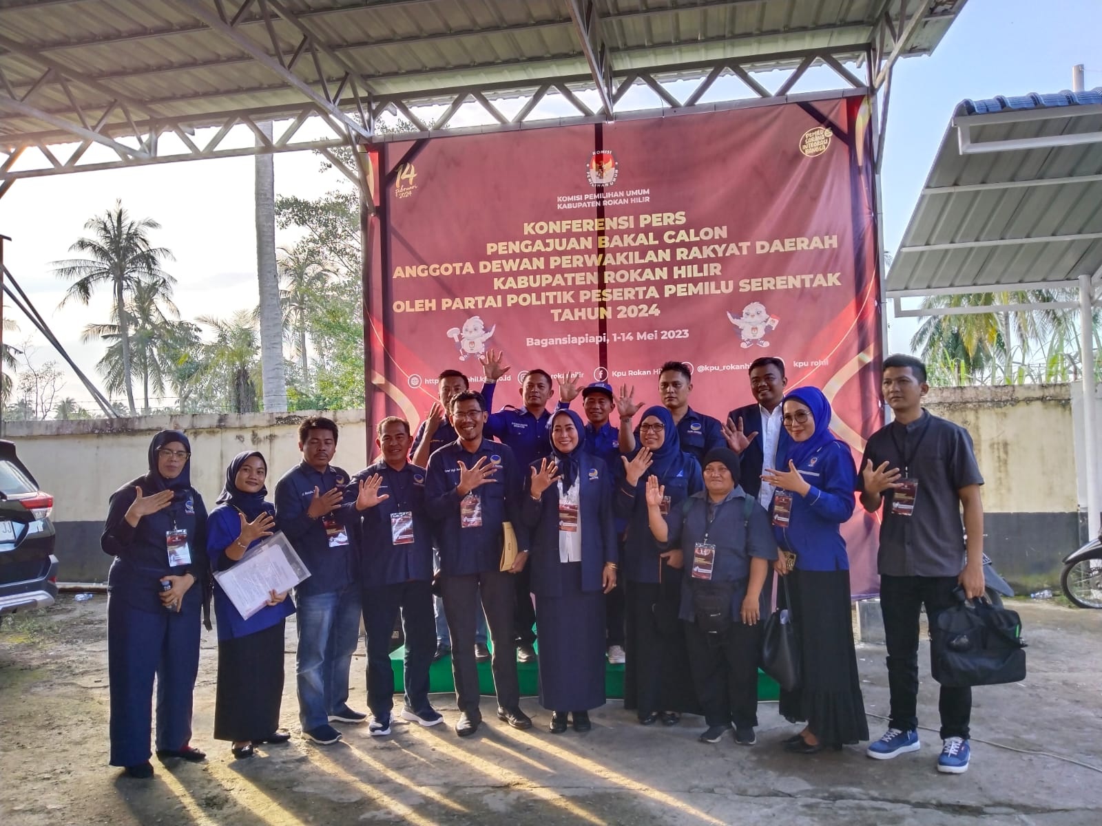 Ketua DPD Nasdem Rohil Basiran Nur Efendi foto bersama sejumlah pengurus partai usai menyampaikan konferensi pers terkait pengajuan berkas bacaleg di KPU Rohil, Jumat (12/5/2023).