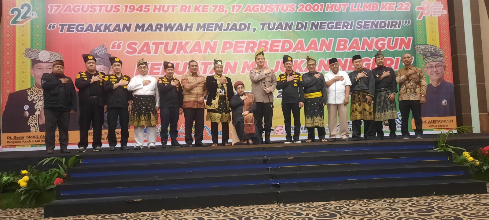 Foto bersama di momen perayaan hari jadi LLMB ke-22 di Hotel Pangeran Pekanbaru, belum lama ini.