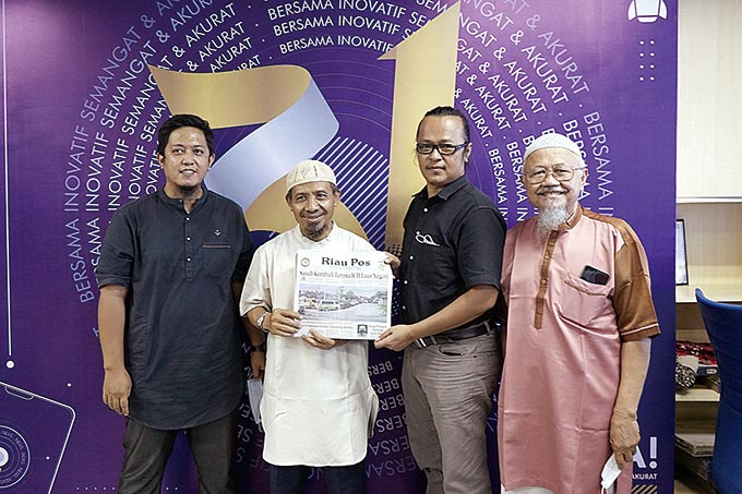 Pengurus Raudhatul Jannah Islamic Center berfoto bersama Pemimpin Redaksi Riau Pos Firman Agus (dua kanan) saat kunjungan ke Riau Pos, Selasa (22/3/2022).