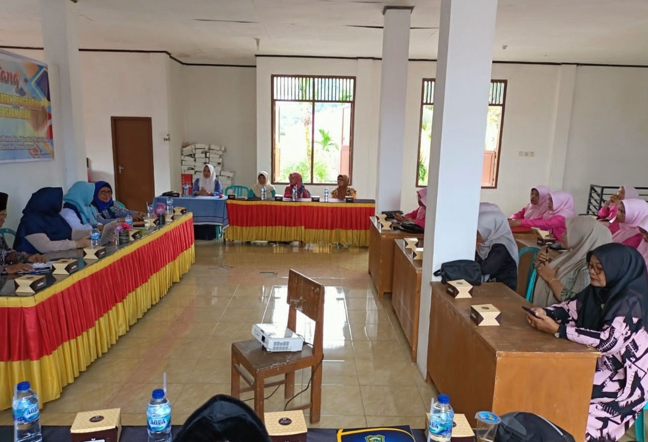 Dosen Prodi Ilmu Pemerintahan Universitas Islam Riau (UIR) saat melaksanakan kegiatan Pengabdian kepada Masyarakat (PkM) di Nagari Painan, Kecamatan Empat Jurai, Kabupaten Pesisir Selatan, Kamis (25/8/2022).