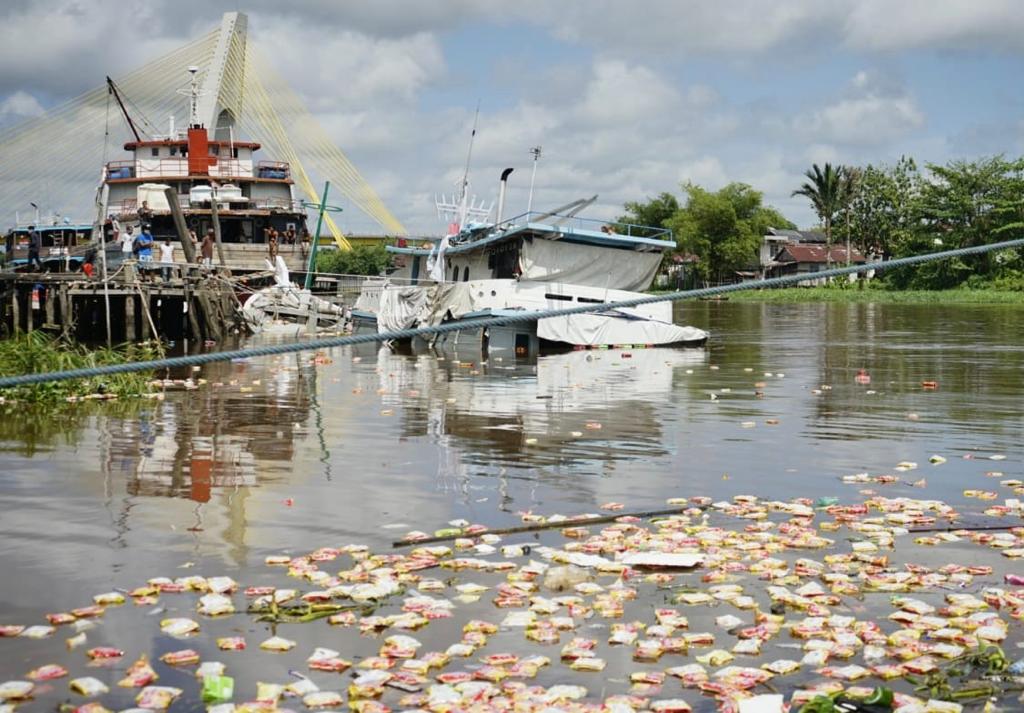 KM Putera Sejahtera yang mengangkut logistik sembako karam di pelabuhan rakyat di Jalan Tanjung Batu, Pekanbaru, Jumat (15/5/2020).(MHD AKHWAN/RIAUPOS.CO)