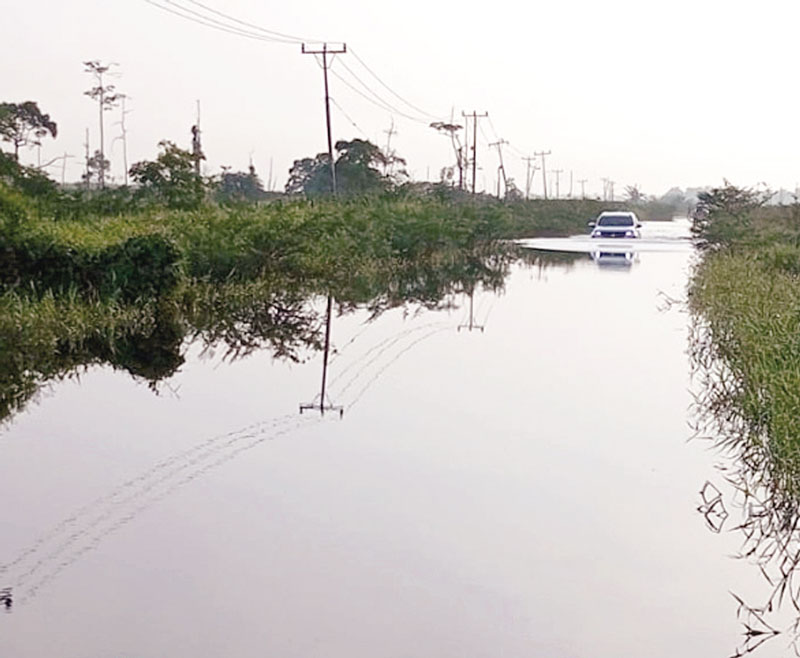 Kendaraan roda empat mencoba melewati banjir yang menggenangi ruas jalan provinsi di Desa Sontang, Kecamatan Bonai Darussalam, Kabupaten Rokan Hulu menuju Batas Duri, Kecamatan Mandau, Kabupaten Bengkalis, Kamis (26/10/2023).