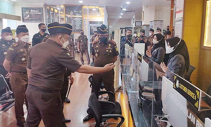 Wakil Jaksa Agung Setya Untung Arimuladi mengecek WBK WBBM di Kejari Pekanbaru, Senin (25/10/2021).Â 