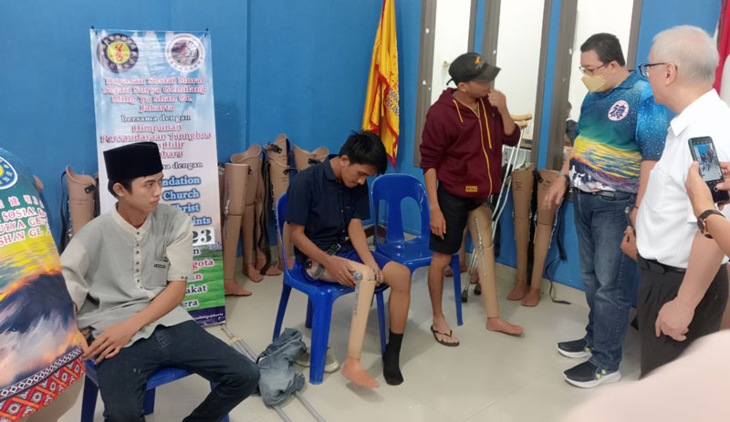 Sejumlah penyandang disabilitas mencoba menggunakan anggota tubuh palsu di Sekretariat Himpunan Persaudaraan Tionghoa (HPT) Rokan Hilir (Rohil), Jalan Bambu Kuning, Tenayan Raya, Kamis (30/11/2023).