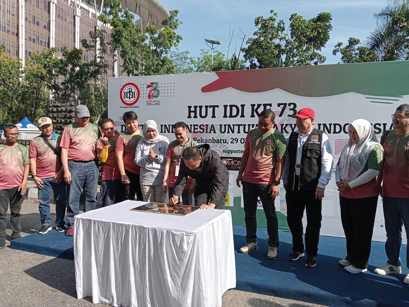 Sekko Pekanbaru Indra Pomi Nasution (depan) menandatangani prasasti saat meluncurkan program Kelurahan Binaan Kesehatan yang dilakukan oleh IDI Cabang Pekanbaru terhadap Kelurahan Tobek Godang, Kecamatan Binawidya, Ahad (29/10/2023).