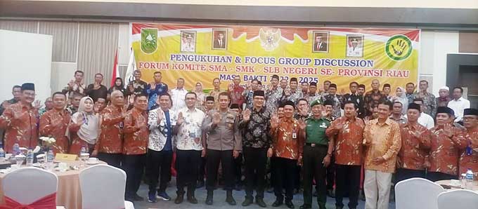 Kabid PKPLK Dinas Pendidikan Provinsi Riau Fitra Jaya Purnama ST MT, pengurus forum komite Riau dan para pengurus forum komite kabupaten/kota se-Riau foto bersama usai pengukuhan, Sabtu (10/12/2022) di Pekanbaru.