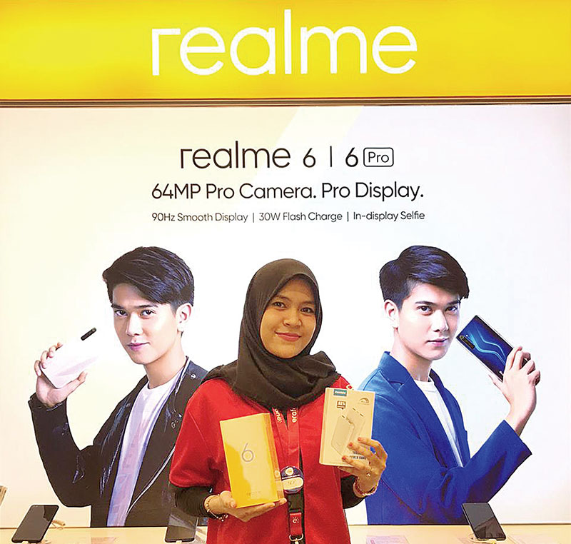 SPG Erafone Living World Pekanbaru saat memamerkan beberapa produk yang dijual di Erafone, Ahad (26/7/2020).(LIVING WORLD FOR RIAUPOS.CO)