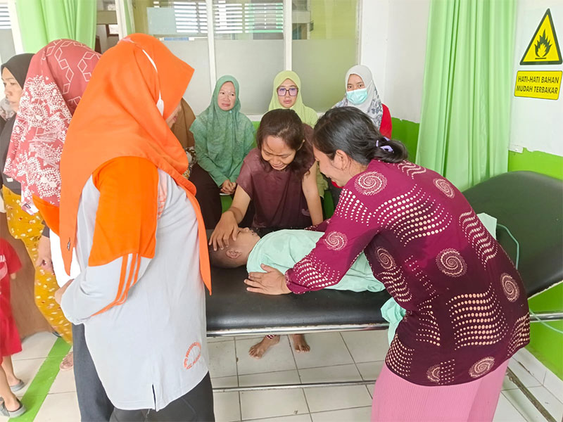 Najmi (4) warga Kampung Jawa RT 003/RW 004 Kelurahan Peranap Kecamatan Peranap Kabupaten Inhu saat ditangani di Puskesmas Peranap, Kamis (21/12/2023)