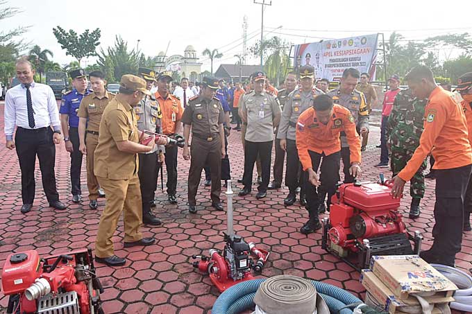 Wabup Bengkalis H Bagus Santoso bersama forkopimda meninjau peralatan kesiapsiagaan penanggulangan kebakaran hutan dan lahan usai apel siaga karhutla di  Bengkalis, Senin (13/2/2023).