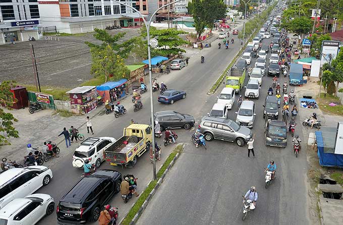 Kemacetan arus lalu lintas kendaraan bermotor di Simpang Panam (persimpangan Jalan Kubang Raya-Jalan Garuda Sakti-Jalan HR Soebrantas, Senin (4/4/2022).