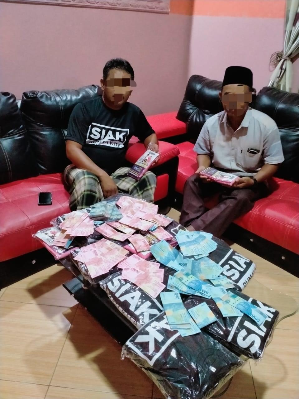 Foto dua orang tim salah satu calon bupati di Kabupaten Siak yang viral akibat meletakkan uang diatas meja.(ISTIMEWA)