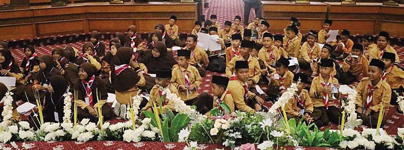 Para murid yang melakukan kunjungan ke DPRD Siak foto bersama di ruang rapat paripurna Putri Kaca Mayang, Gedung DPRD Siak, Rabu (22/11/2023).