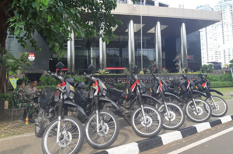 KPK mengklaim pihkanya tidak meminta pengamanan dari kepolisian yang juga dibantu personel TNI di sekitar area Gedung Merah Putih, Kuningan, Jakarta Selatan.