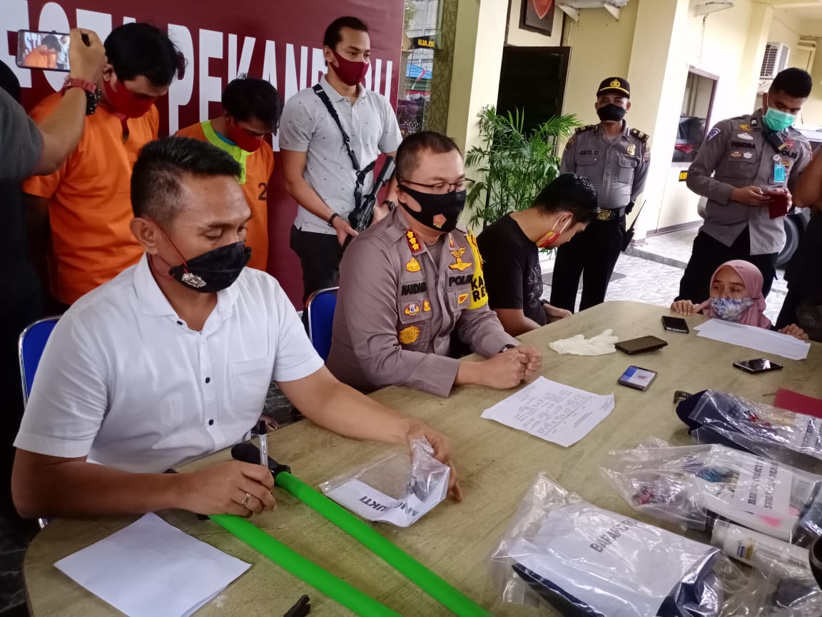 Kapolres Pekanbaru Kombes Nandang Mu&rsquo;min Wijaya (tengah) saat ekspose pencurian di toko olahraga S dan HW, Jumat (17/7/2020).(SOFIAH/RIAUPOS.CO)