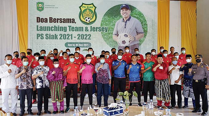 Bupati Alfedri foto bersama dengan pengurus PSSI Siak bersamaan dengan pemakaian jersey terbarunya saat peluncuran seragam PS Siak di Balairung Datuk Empat Suku, Komplek Abdi Praja Jalan Raja Kecik Siak, Jumat (5/11/2021).