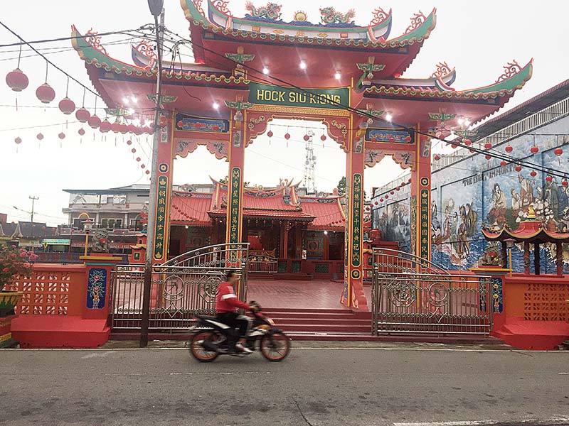 KELENTENG: Kelenteng Hock Siu Kiong Siak akan menjadi pusat kegiatan Imlek 2571 mendatang, Selasa (21/1/2020). (Monang lubis/riau pos)