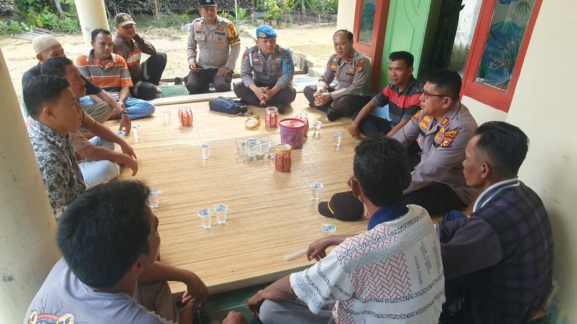 Waka Polres Kampar Kompol Andi Cakra Putra SIK MH berdialog dengan warga saat kegiatan Jumat Curhat di pondok warga Jalan Sudirman Kecamatan Bangkinang Kota, Jumat (28/4/2023).