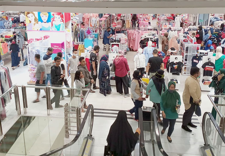 Jelang Idul Fitri,  pusat perbelanjaan ramai pengunjung, di salah satu mal, di Jalan Soekarno Hatta, Pekanbaru, Selasa (19/5/2020). Disaat penerapan pembatasan sosial bersakala besar (PSBB) Pekanbaru, pusat perbelanjaan ramai oleh masyarakat. (DEFIZAL/RIA