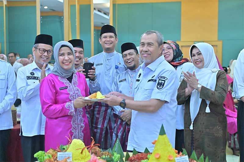 Gubernur Riau Syamsuar memberikan potongan tumpeng kepada Direktur RSUD Arifin Achmad drg Wan Fajriatul saat acara puncak HUT ke-47 RSUD Arifin Achmad, Rabu (7/6/2023).