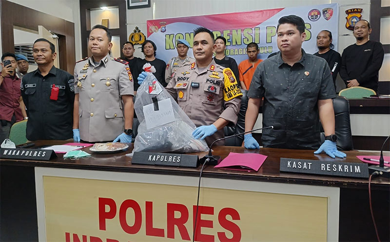 Kapolres Inhu, AKBP Dody Wirawijaya SIK didampingi Wakapolres Inhu, Kompol Teddy Ardian SH SIK MH dan Kasat Reskrim AKP Primadona SIK MSI saat memperlihatkan barang bukti pada konferensi pers, Selasa (21/11/2023).
