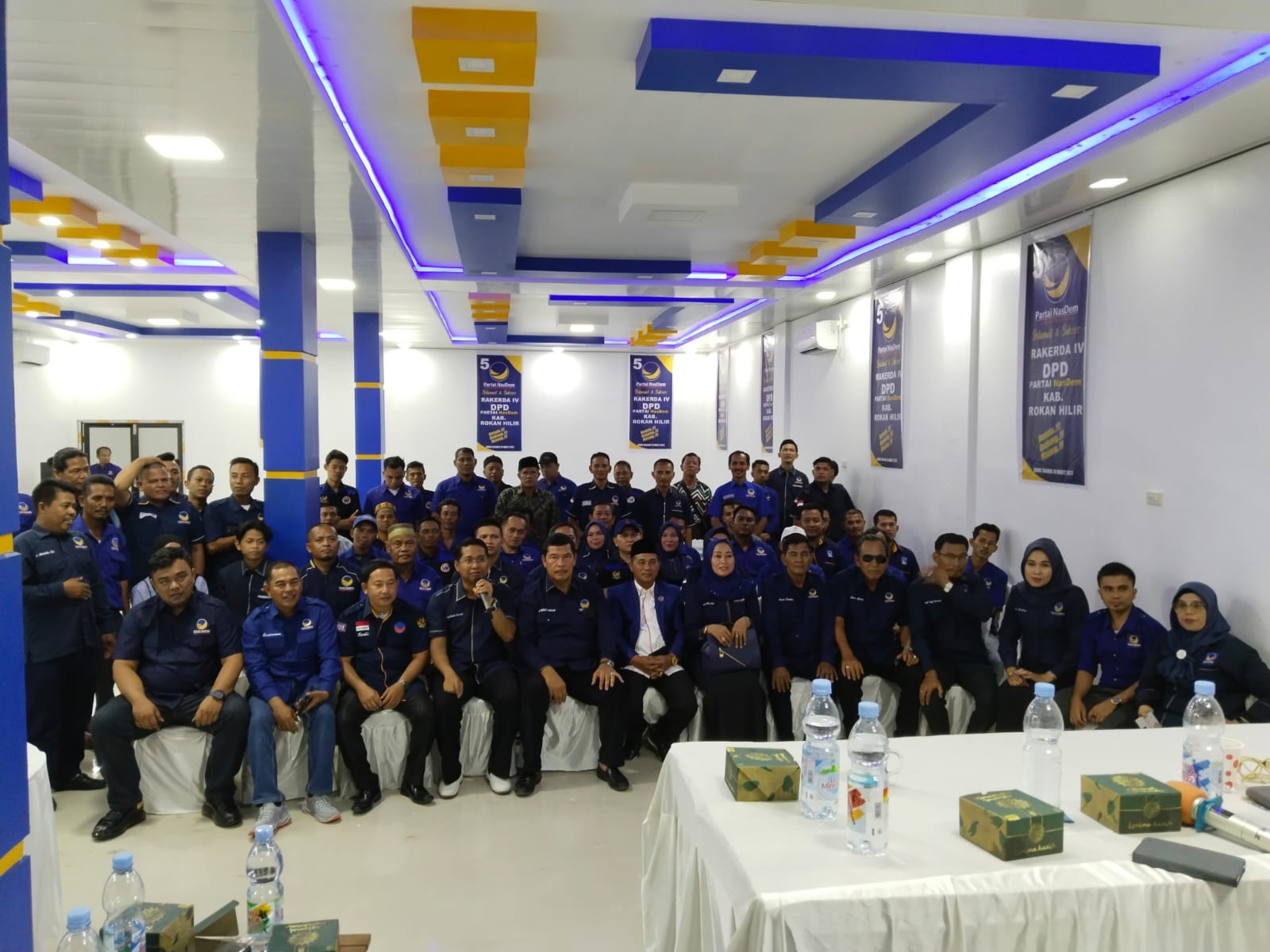 Ketua DPD Nasdem Rohil Basiran Nur Efendi SE MIP (kemeja putih), Sekretaris DPW Nasdem RIau Jhony Charles BBA MBA foto bersama sejumlah pengurus DPW RIau, DPD  dan PAC Nasdem Rohil pada kegiatan Rakerda Nasdem Rohil IV di Ujung Tanjung, Jumat (10/3/2023).