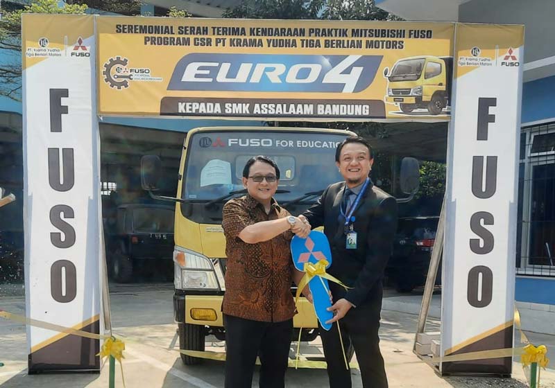 Director of Administration & HR Division PT KTB  Prasetio Hartono menyerahkan secara simbolis unit kendaraan praktik Mitsubishi Fuso Canter Euro 4 kepada Kepala SMK Assalaam Bandung HM Luthfi Almanfaluthi ST, Jumat (22/12/2023).
