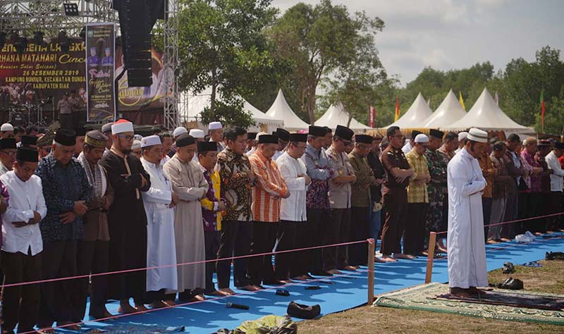 SALAT GERHANA: Pelaksanaan Salat Gerhana di lapangan ketika terjadi GMC di Kampung Bunsur, Sungai Apit, Kabupaten Siak, Kamis (26/12/2019). (MHD AKHWAN/RIAU POS)