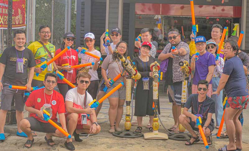 Rombongan wisatawan Visit Indonesia Tour Operator dari Malaysia, Thailand dan Jakarta berpose foto bersama ketika akan mengikuti agenda wisata Cian Cui di Kota Selat Panjang.