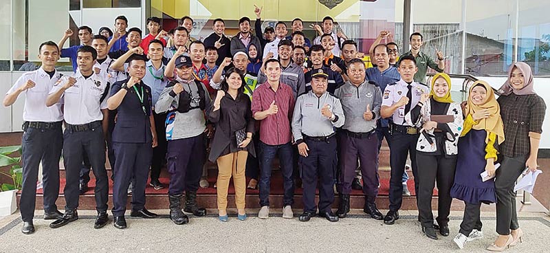 Foto bersama: General Manager PT Graha Pena Jawa Pos Reni Sanofa (lima kiri) foto bersama para peserta simulasi penanggulangan bahaya kebakaran di gedung bertingkat yang ditaja di Graha Pena Riau, Kamis (12/12/2019). (prapti dwi lestari/riau pos)