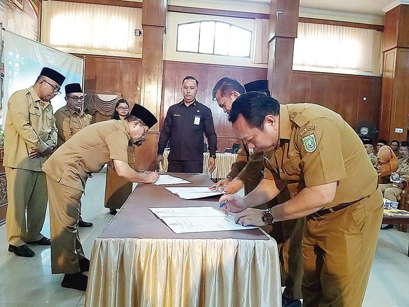 perjanjian kinerja: Wali Kota Dumai Zulkifli As dan Plt Kadis PUPR Kota Dumai Zulkanaen, menandatangani perjanjian kinerja 2020 di Balai Sri Bunga Tanjung, Senin (3/2/2020). (hasanal bulkiah/riau pos)