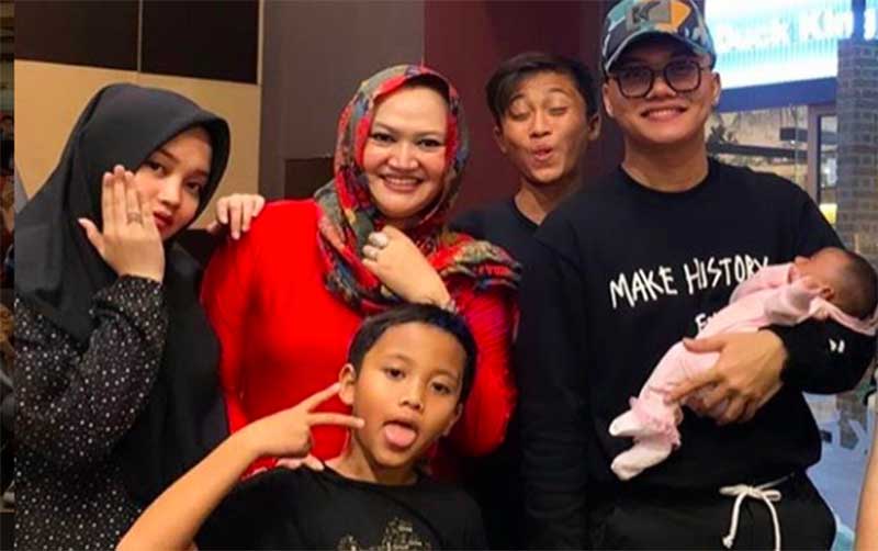 Almarhumah Lina bersama kelima anaknya. (INSTAGRAM)