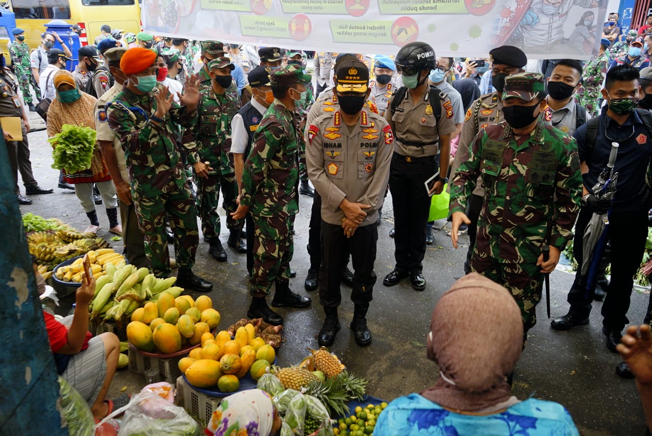 Panglima TNI Marsekal TNI Dr (HC) Hadi Tjahjanto SIP dan Kapolri Jenderal Polisi Drs Idham Azis MSi kunjungan ke Pasar Kodim melihat langsung protokol kesehatan Covid-19 dalam agenda kunjungan kerja ke Provinsi Riau, Sabtu (13/6/2020).(MHD AKHWAN/RIAUPOS.