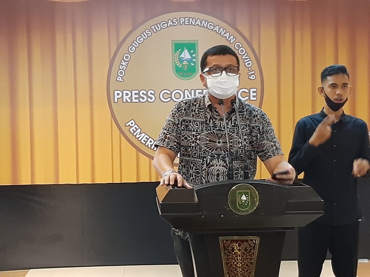 Juru bicara tim gugus tugas percepatan penanganan Covid-19 Provinsi Riau dr Indra Yopi saat menyampaikan keterangan pers, Senin (13/7/2020).(SOLEH SAPUTRA/RIAUPOS.CO)