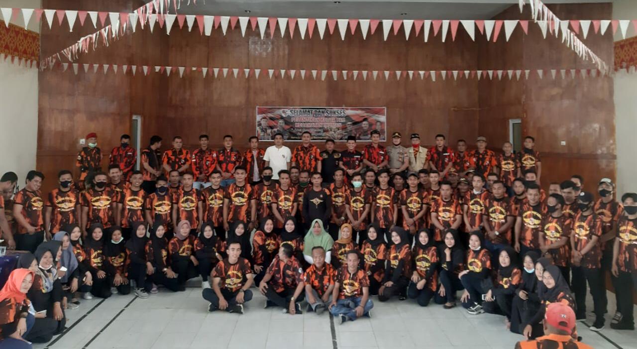 Ketua MPC PP Kuansing, Dr Adam SH MH bersama para anggota PP yang ada di Kecamatan Inuman, usai pengukuhan, di aula Kecamatan Inuman, Sabtu (20/6/2020).(JUPRISON/RIAUPOS.CO)