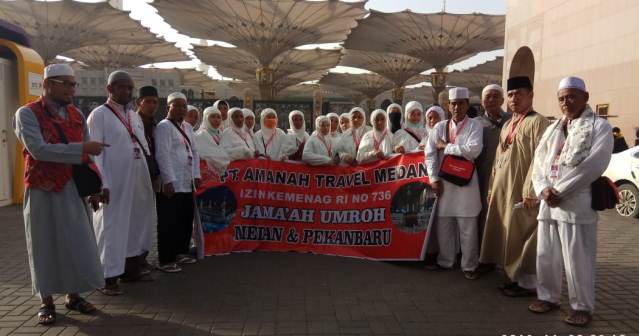 FOTO BERSAMA; Jemaah Amanah Travel berfoto bersama saat melaksanakan ibadah umroh, baru-baru ini.