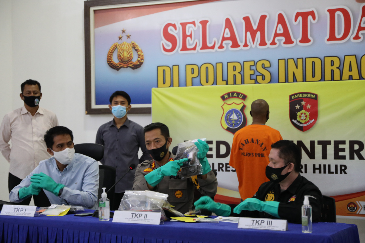Kapolres Inhil AKBP Dian Setyawan, didampingi Kasat Narkoba AKP Bachtiar dan Kasubag Humas AKP Warno Akman, menunjukan BB dalam keterangan pers penggerebekan narkoba, Rabu (16/9/2020).(INDRA EFFENDI/RIAUPOS.CO)