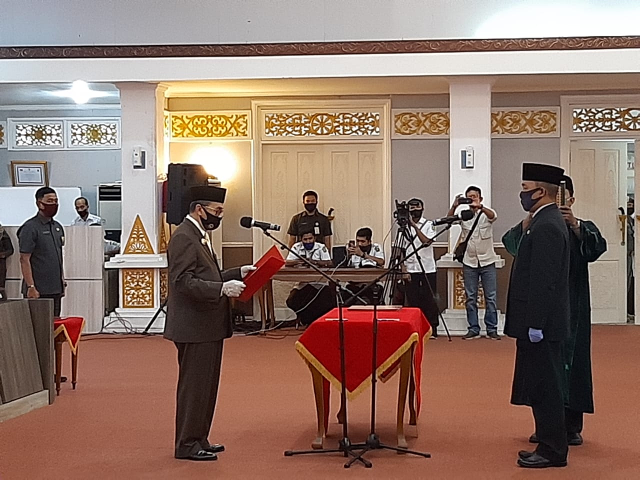 Gubri Syamsuar melantik Kasatpol PP Riau Hadi Penandio di gedung daerah, Rabu (1/7/2020).(SOLEH SAPUTRA/RIAUPOS.CO)