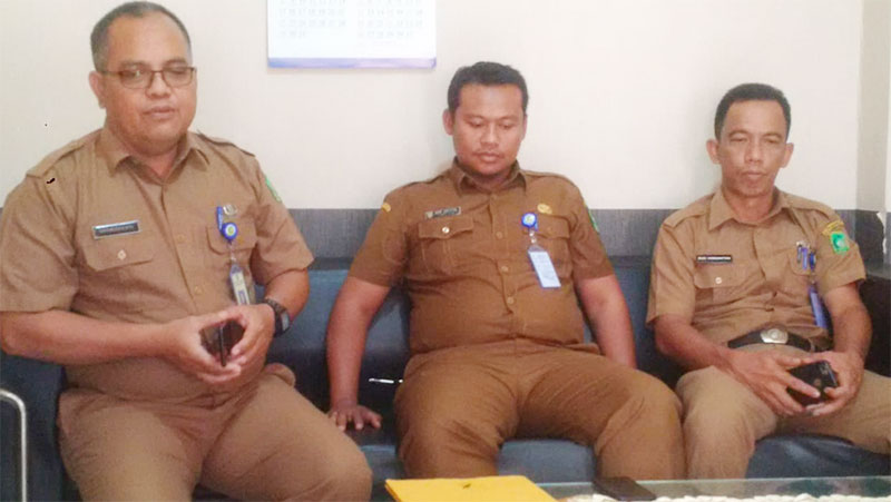 Sekretaris Badan Kepegawaian Daerah (BKD) Meranti, Bakharuddin (bekakacama) saat didampingi Kabag Humas Herry Sahputra (tengah), dan Kasubid Pengadaan Pegawai Budi(kiri).
