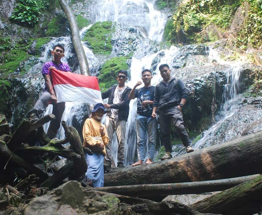 Air terjun Pampunawan terdapat tiga tingkat yang masih alami.