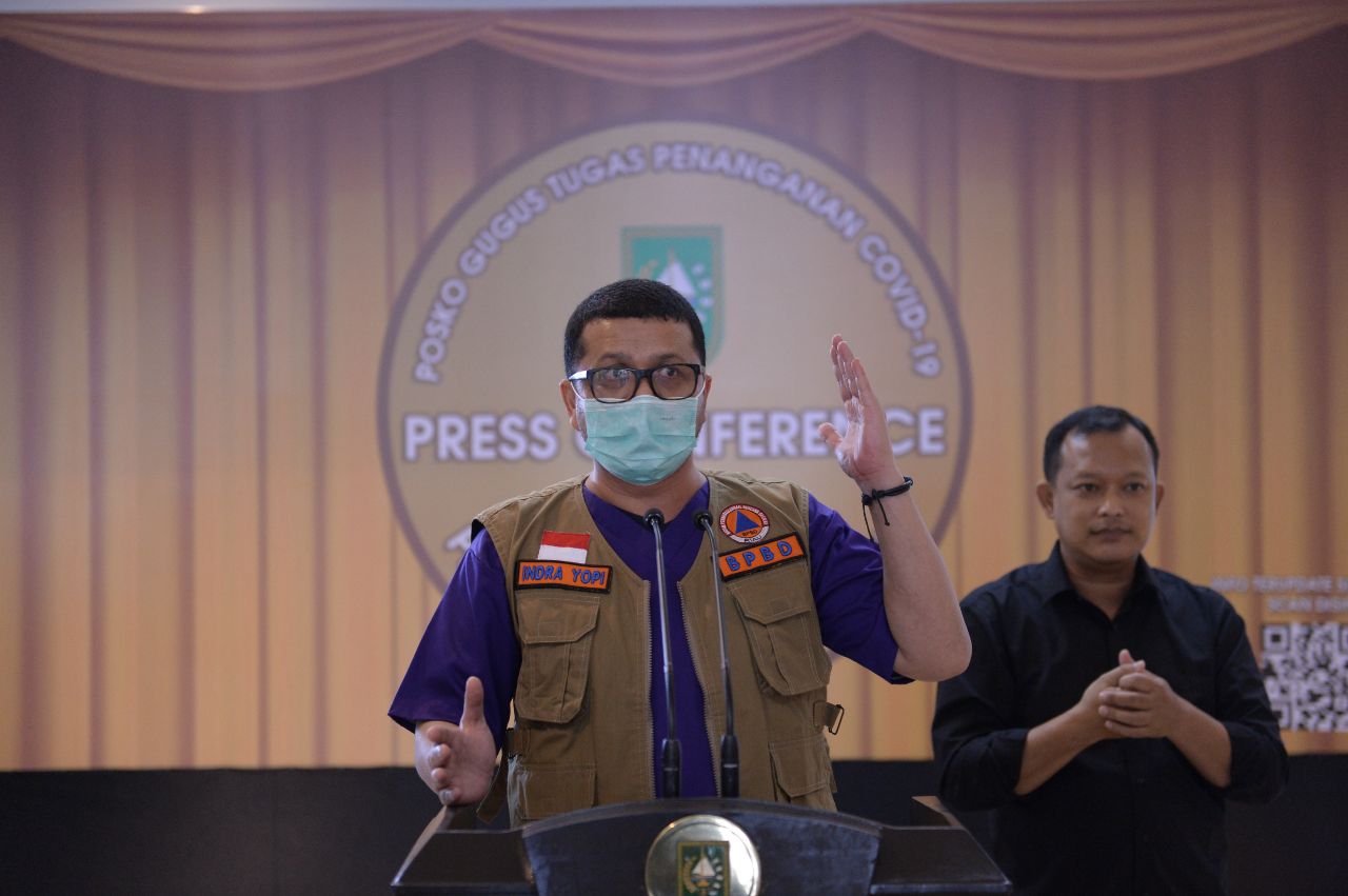 Juru bicara tim gugus tugas percepatan penanganan Covid-19 Riau dr Indra Yovi saat menyampaikan keterangan pers kepada wartawan di posko tim gugus tugas, Sabtu (14/6/2020).(Diskominfotik Riau untuk RIAUPOS.CO)