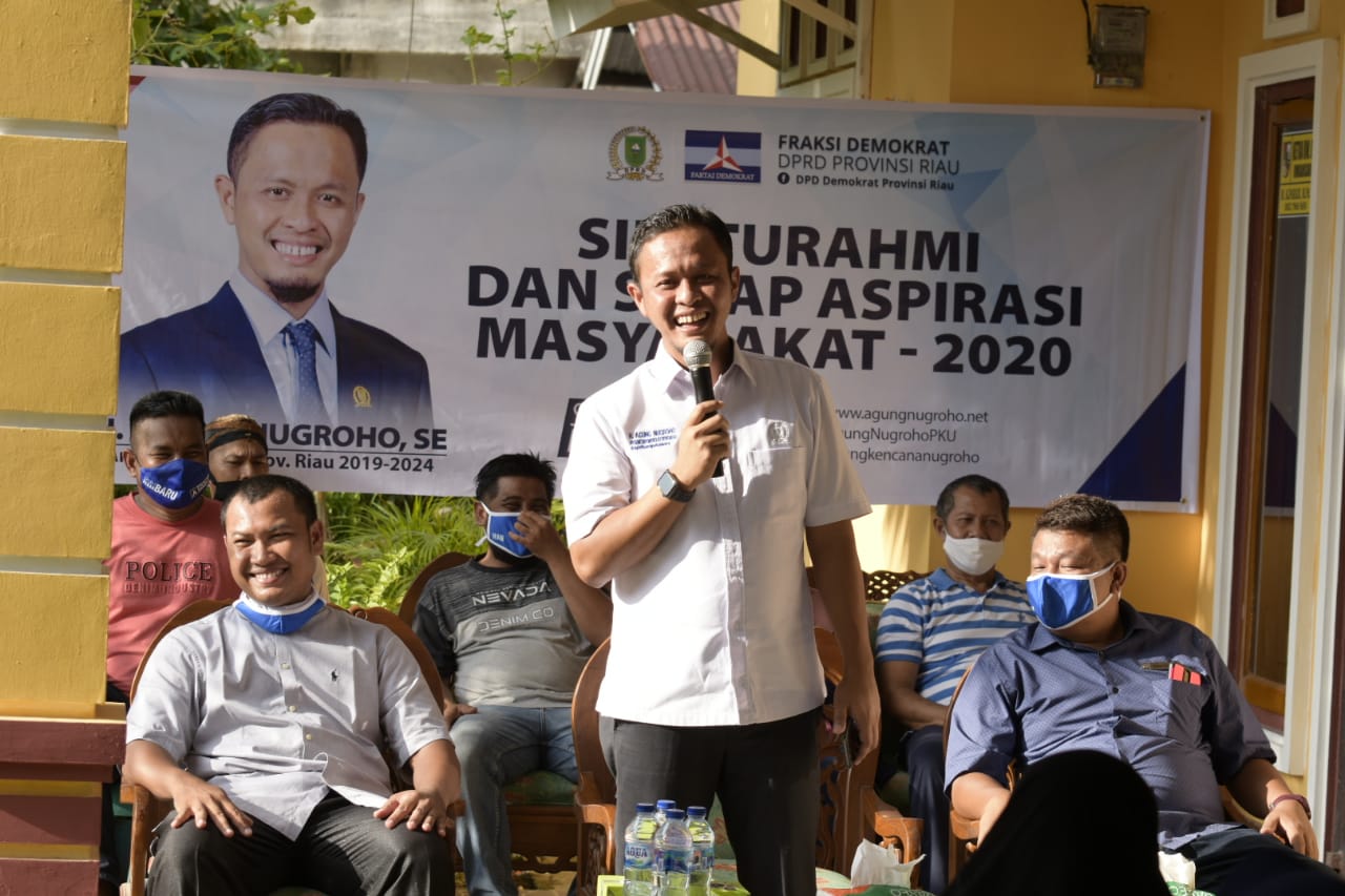 Anggota DPRD Riau dapil Pekanbaru Agung Nugroho saat melaksanakan reses di Kelurahan Umban Sari, Kecamatan Rumbai, Pekanbaru, Rabu (8/7/2020) petang.(AFIAT ANANDA/RIAUPOS.CO)