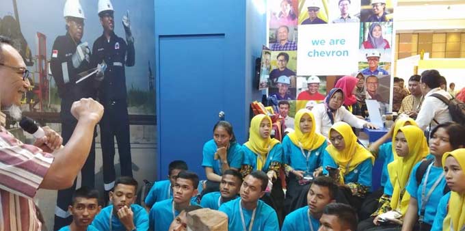 BERIKAN EDUKASI: Ahli Geologi Chevron Gantok Subiyanto memberikan edukasi kepada para siswa-siswi di stand PT CPI di Pertemuan Ilmiah Ikatan ke-47 Ikatan Ahli Geologi Indonesia (IAGI) Hotel Pangeran Pekanbaru, Selasa (31/10/2018). (CPI FOR RIAU POS)