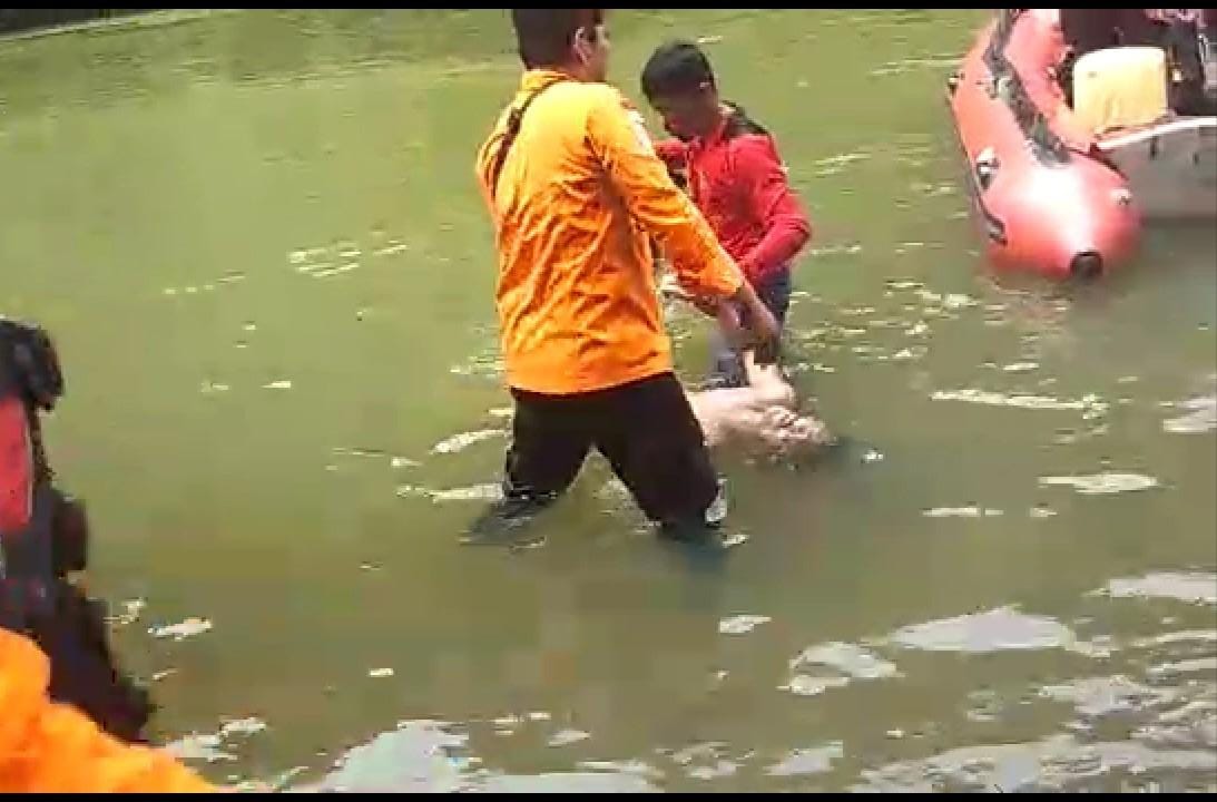 Tim SAR Gabungan melakukan evakuasi jasad Andre Pratama (20) asal Aliantan Rokan Hulu, korban tenggelam di PLTA Koto Panjang, Desa Merangin Kabupaten Kampar, Rabu (5/8/2020).(BASARNAS FOR ROAUPOS.CO)