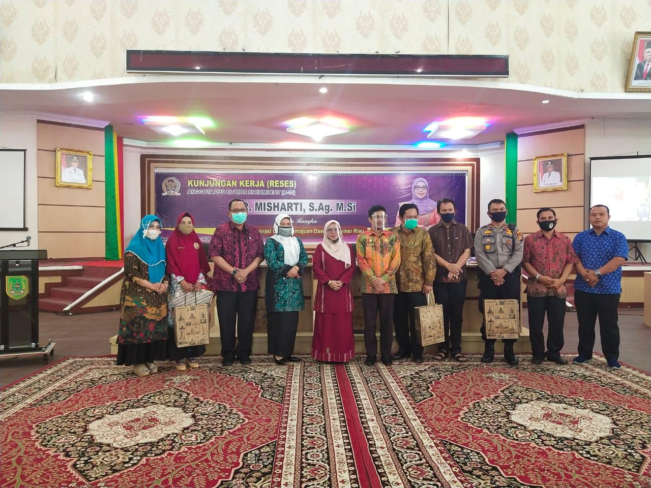 Anggota Dewan Perwakilan Daerah (DPD)/MPR RI Misharti SAg MSi foto bersama Asisten II Pemda Rohil Rahmatul Zamri, dan pejabat Pemkab Rohil lainnya serta sejumlah tokoh dari berbagai elemen di Gedung Pertemuan H Misran Rais, di Bagansiapiapi, Sabtu (8/8/20