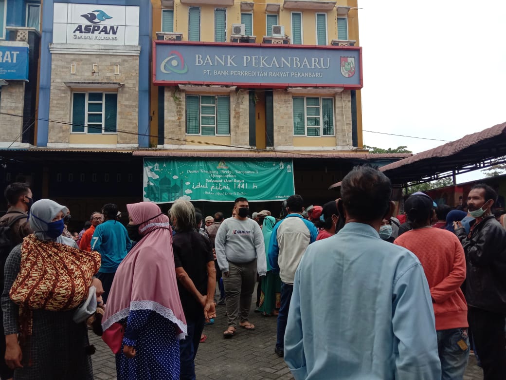 Suasana penyaluran bantuan sosial berupa bantuan langsung tunai (BLT) oleh Pemko Pekanbaru di kantor BPR Pekanbaru, Jalan Arifin Ahmad, Sabtu (20/6/2020).(AFIAT ANANDA/RIAUPOS.CO)