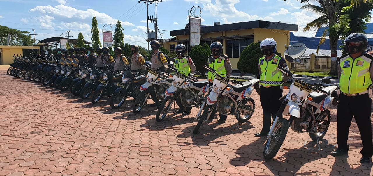 Puluhan personil Polres Rohil tampak siaga pada apel bersama Simulasi Sistem Pengamanan Kota (Sispamkota) Ops Mantap Praja Lancang Kuning 2020 di halaman Mako Polres Rohil.(HUMAS FOR RIAUPOS.CO)