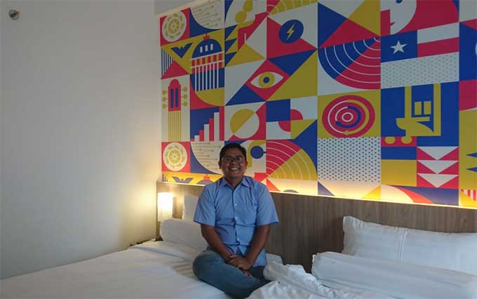 Mural di sisi belakang kasur tidak sama di setiap kamar. Warna juga dominan menyegarkan mata. (ISTIMEWA)